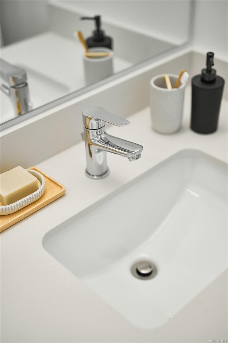 116-1115 Johnson St, Victoria, BC - Indoor Photo Showing Bathroom