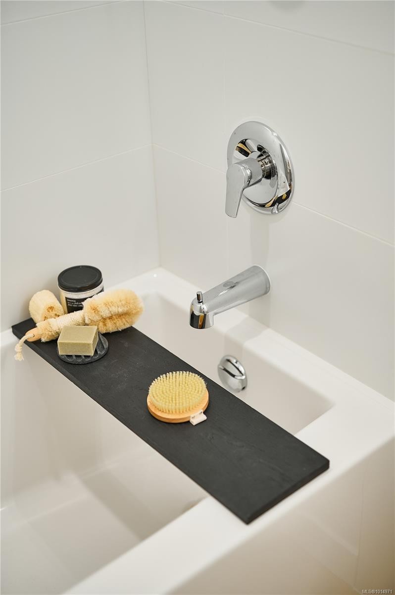 116-1115 Johnson St, Victoria, BC - Indoor Photo Showing Bathroom