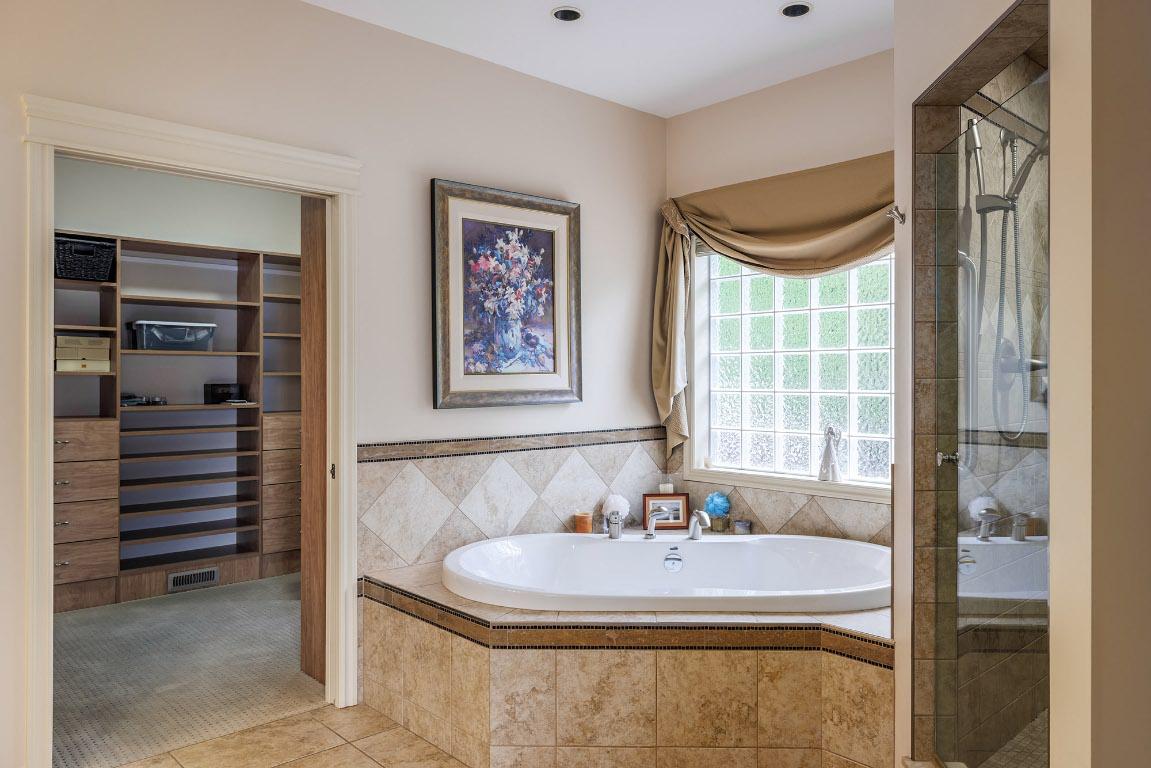 370 Sandpiper Street, Kelowna, BC - Indoor Photo Showing Bathroom