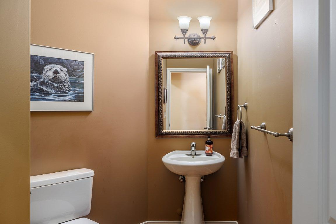 370 Sandpiper Street, Kelowna, BC - Indoor Photo Showing Bathroom