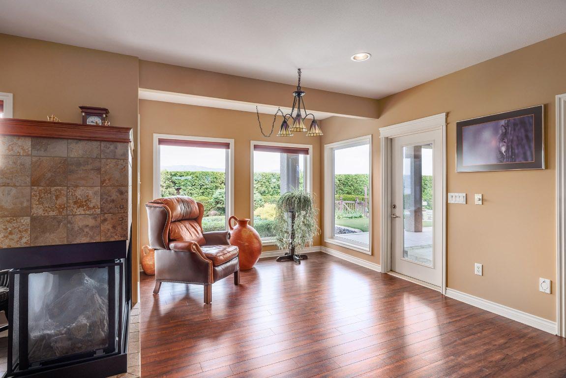 370 Sandpiper Street, Kelowna, BC - Indoor Photo Showing Living Room With Fireplace
