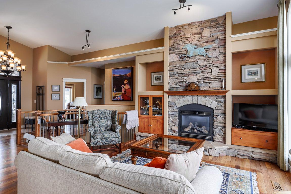370 Sandpiper Street, Kelowna, BC - Indoor Photo Showing Living Room With Fireplace
