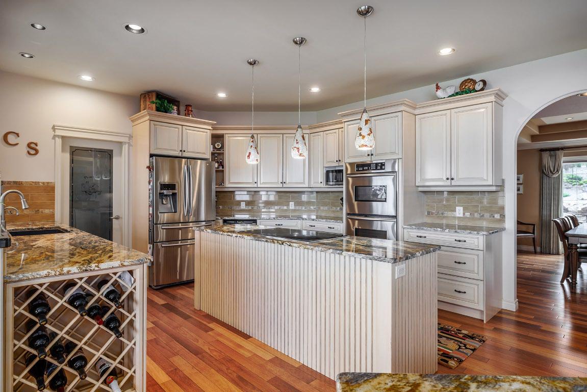 370 Sandpiper Street, Kelowna, BC - Indoor Photo Showing Kitchen With Upgraded Kitchen