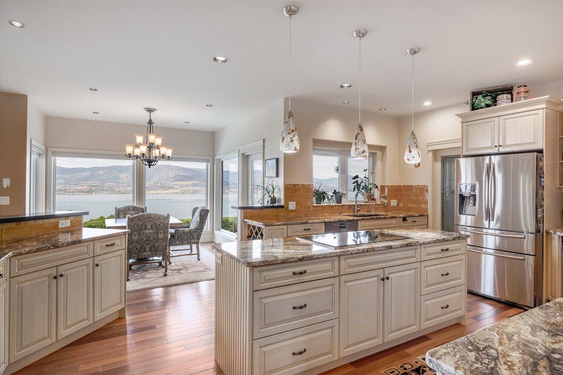 370 Sandpiper Street, Kelowna, BC - Indoor Photo Showing Kitchen With Upgraded Kitchen