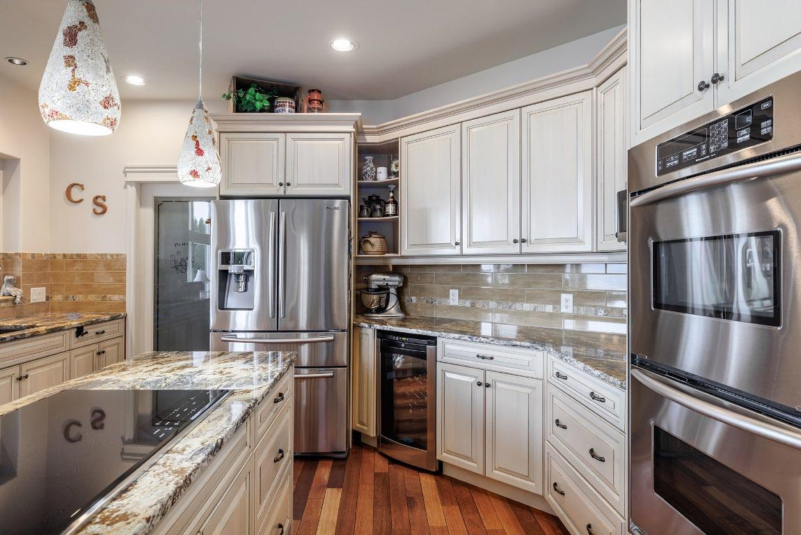 370 Sandpiper Street, Kelowna, BC - Indoor Photo Showing Kitchen With Upgraded Kitchen