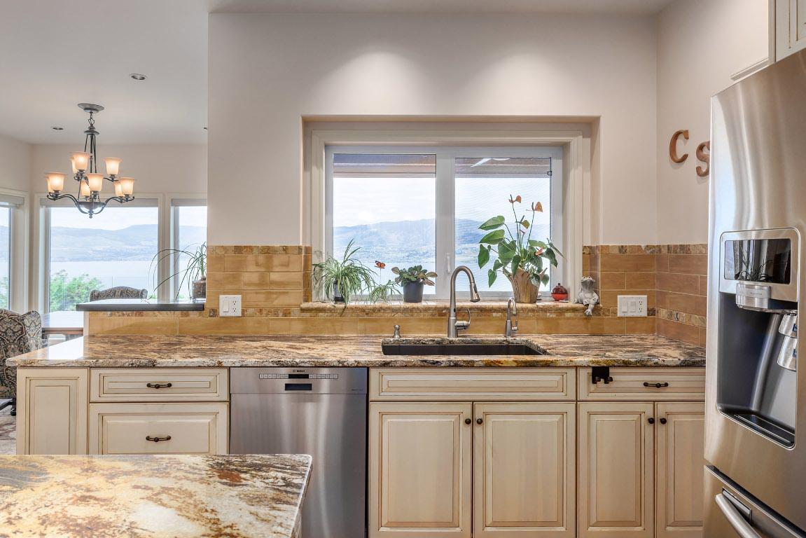 370 Sandpiper Street, Kelowna, BC - Indoor Photo Showing Kitchen With Upgraded Kitchen