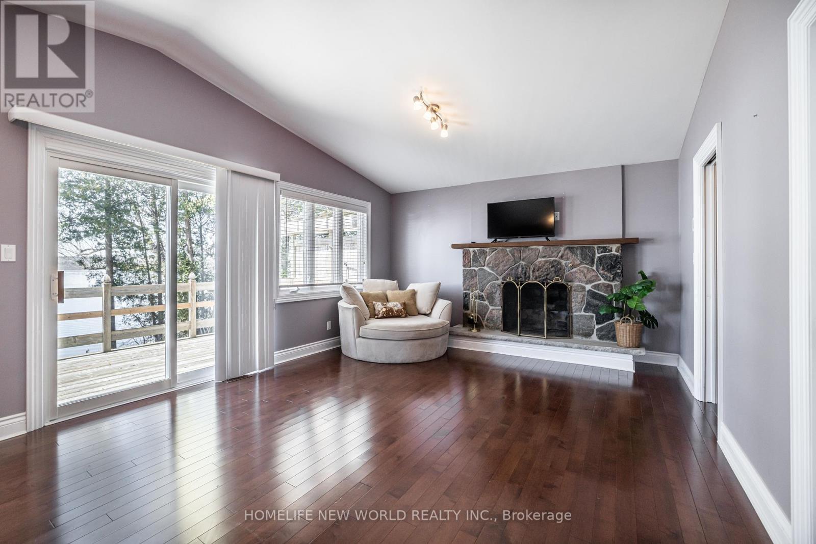 253 Stephenson Point Road, Scugog, ON - Indoor Photo Showing Living Room With Fireplace