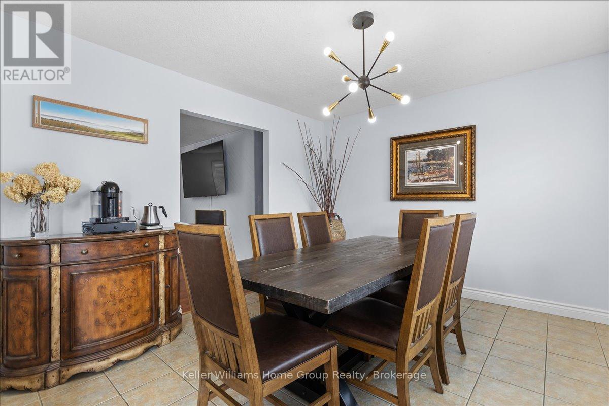 121012 Dufferin Road 5, East Garafraxa, ON - Indoor Photo Showing Dining Room