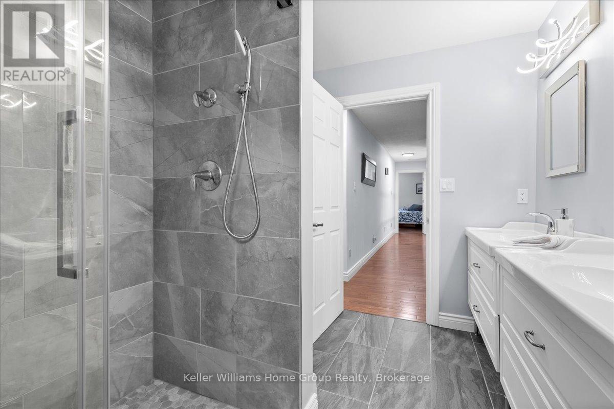 121012 Dufferin Road 5, East Garafraxa, ON - Indoor Photo Showing Bathroom