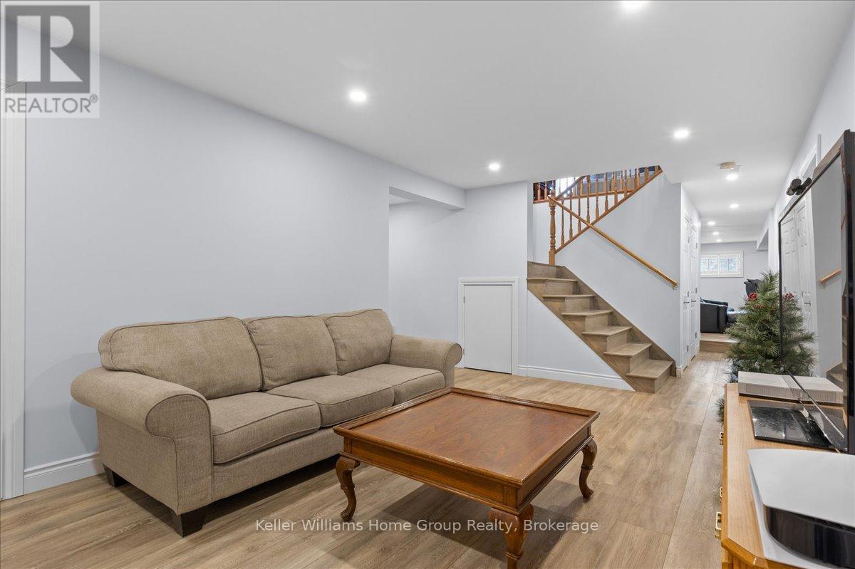 121012 Dufferin Road 5, East Garafraxa, ON - Indoor Photo Showing Living Room