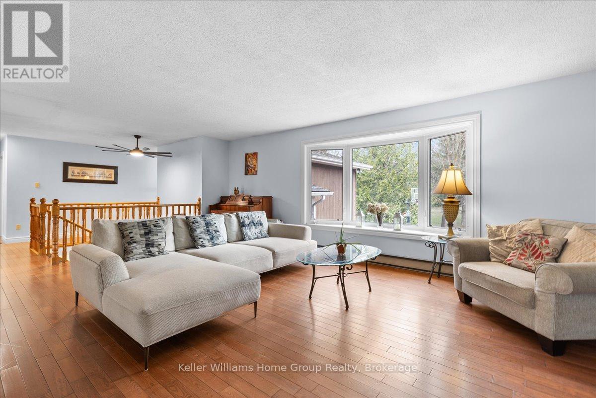 121012 Dufferin Road 5, East Garafraxa, ON - Indoor Photo Showing Living Room