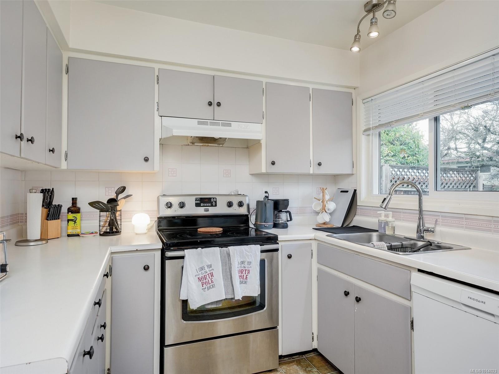 1660 Elm St, Saanich, BC