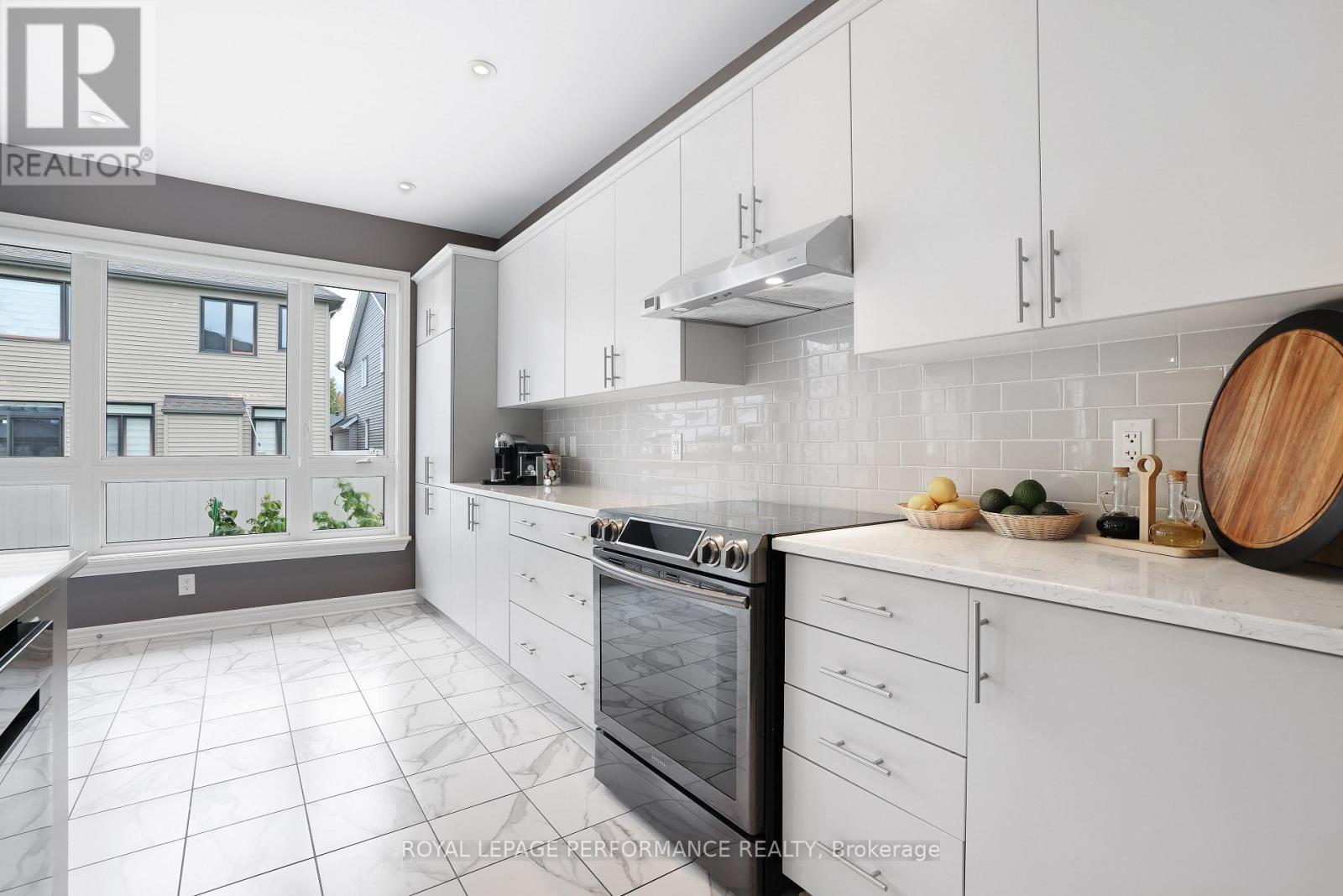 266 Shinleaf Crescent, Ottawa, ON - Indoor Photo Showing Kitchen With Upgraded Kitchen