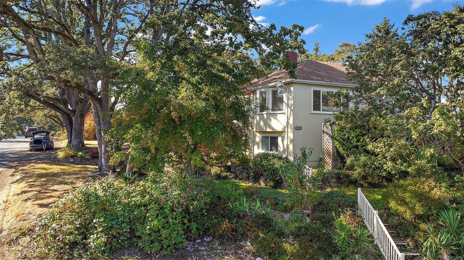 2702 Roseberry Ave, Victoria, BC