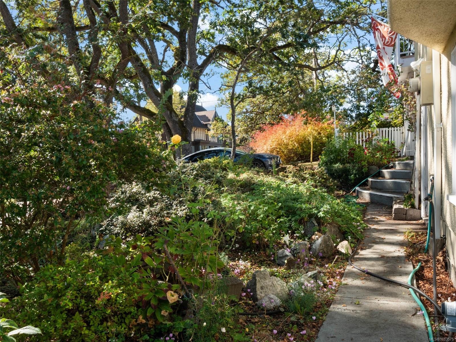 2702 Roseberry Ave, Victoria, BC