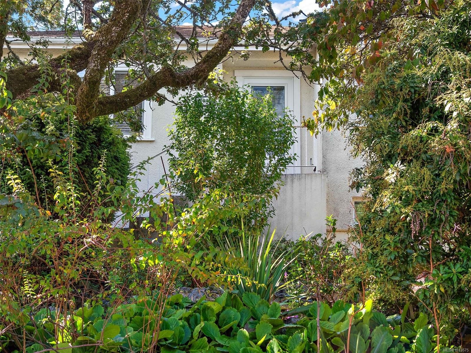 2702 Roseberry Ave, Victoria, BC