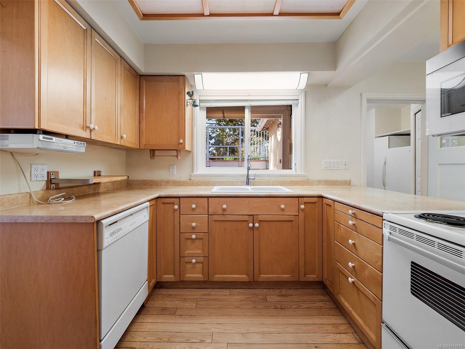 2702 Roseberry Ave, Victoria, BC