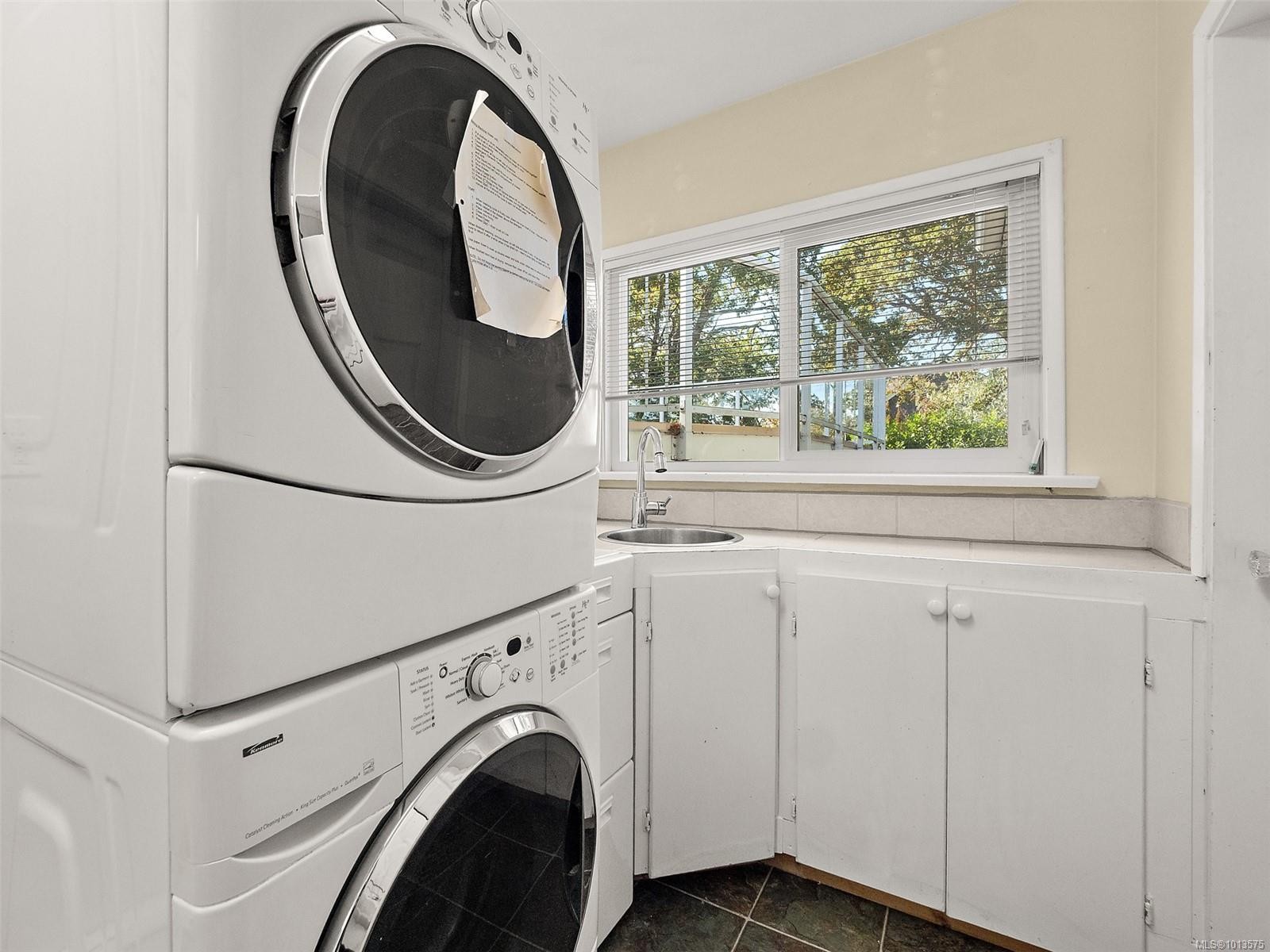 2702 Roseberry Ave, Victoria, BC