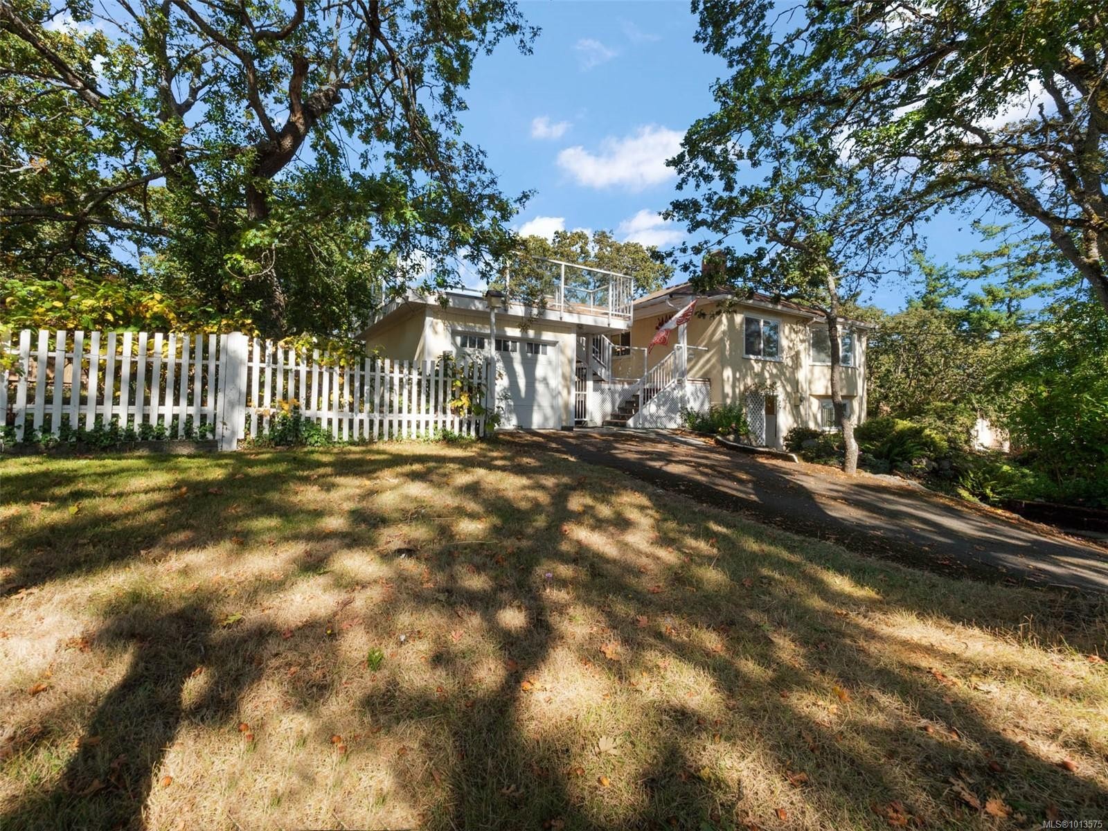 2702 Roseberry Ave, Victoria, BC