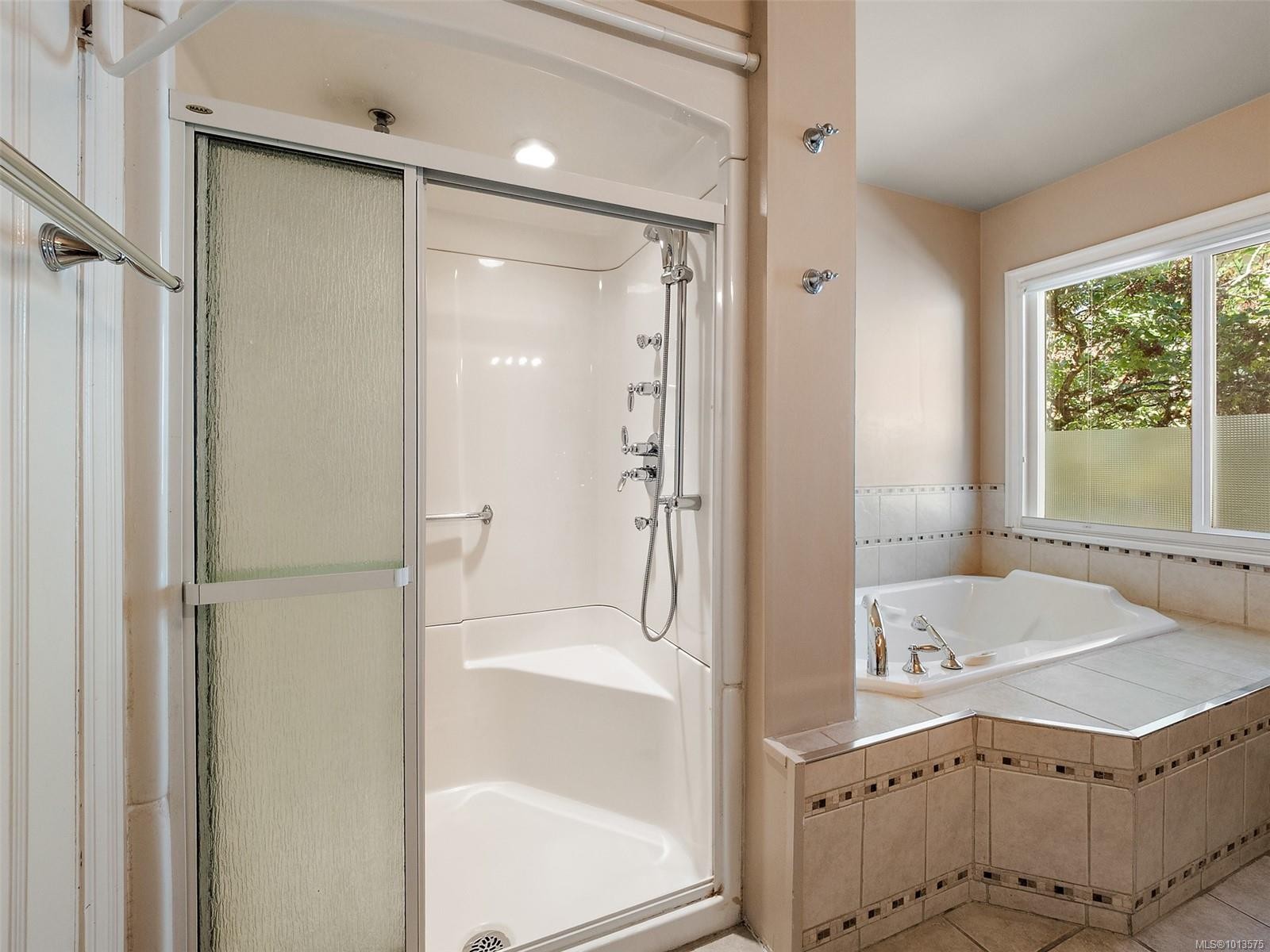 2702 Roseberry Ave, Victoria, BC