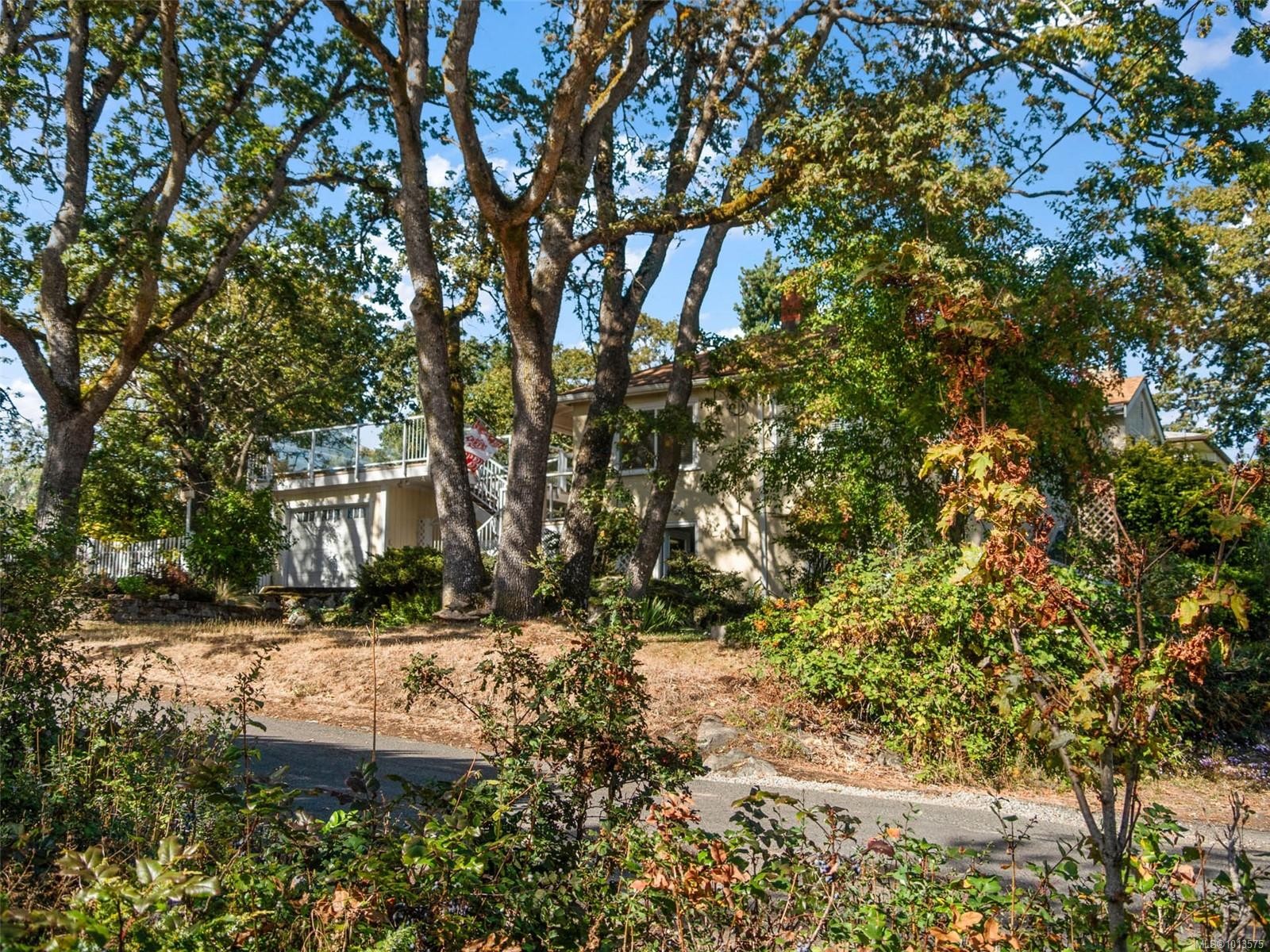 2702 Roseberry Ave, Victoria, BC