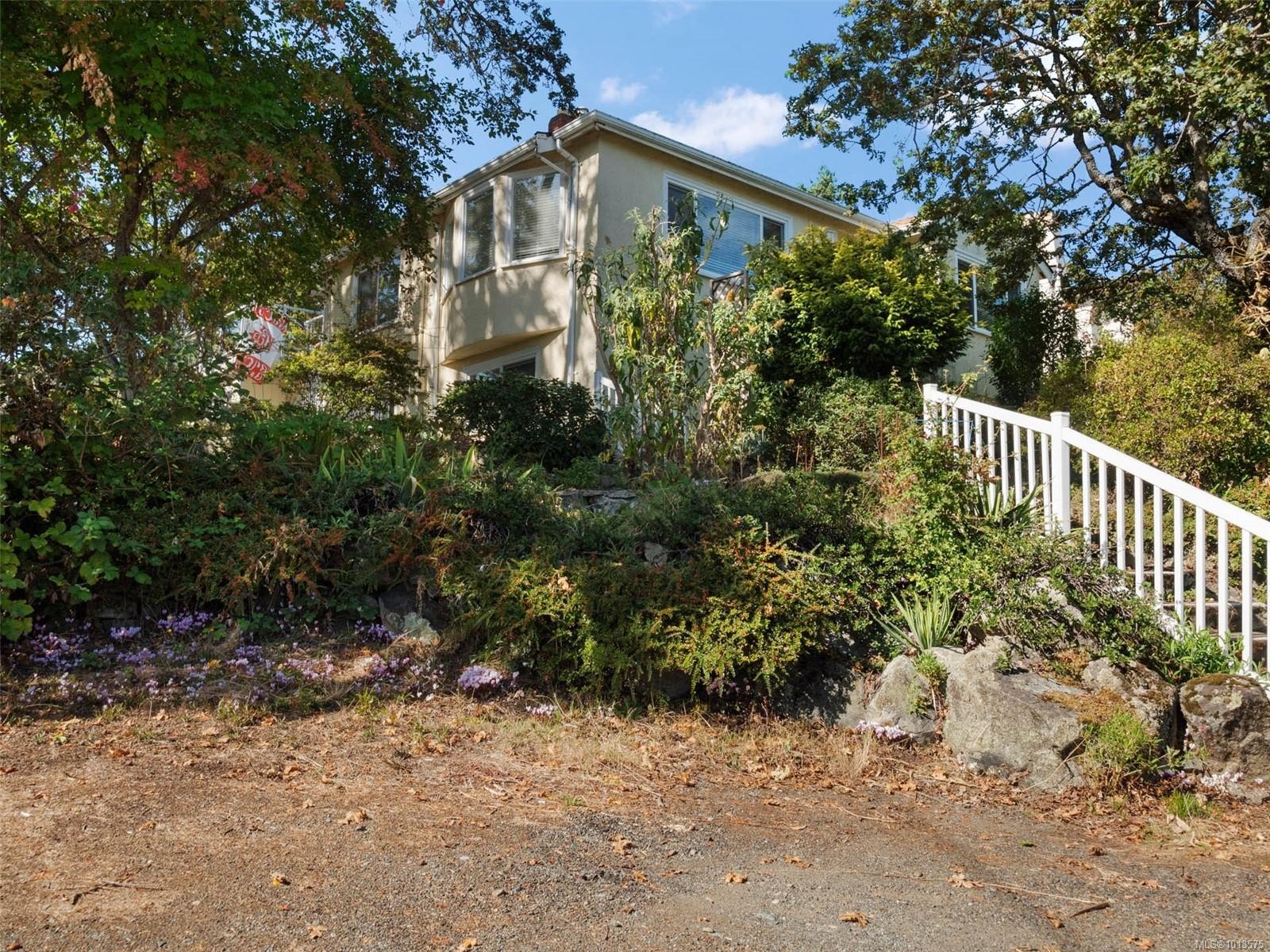 2702 Roseberry Ave, Victoria, BC
