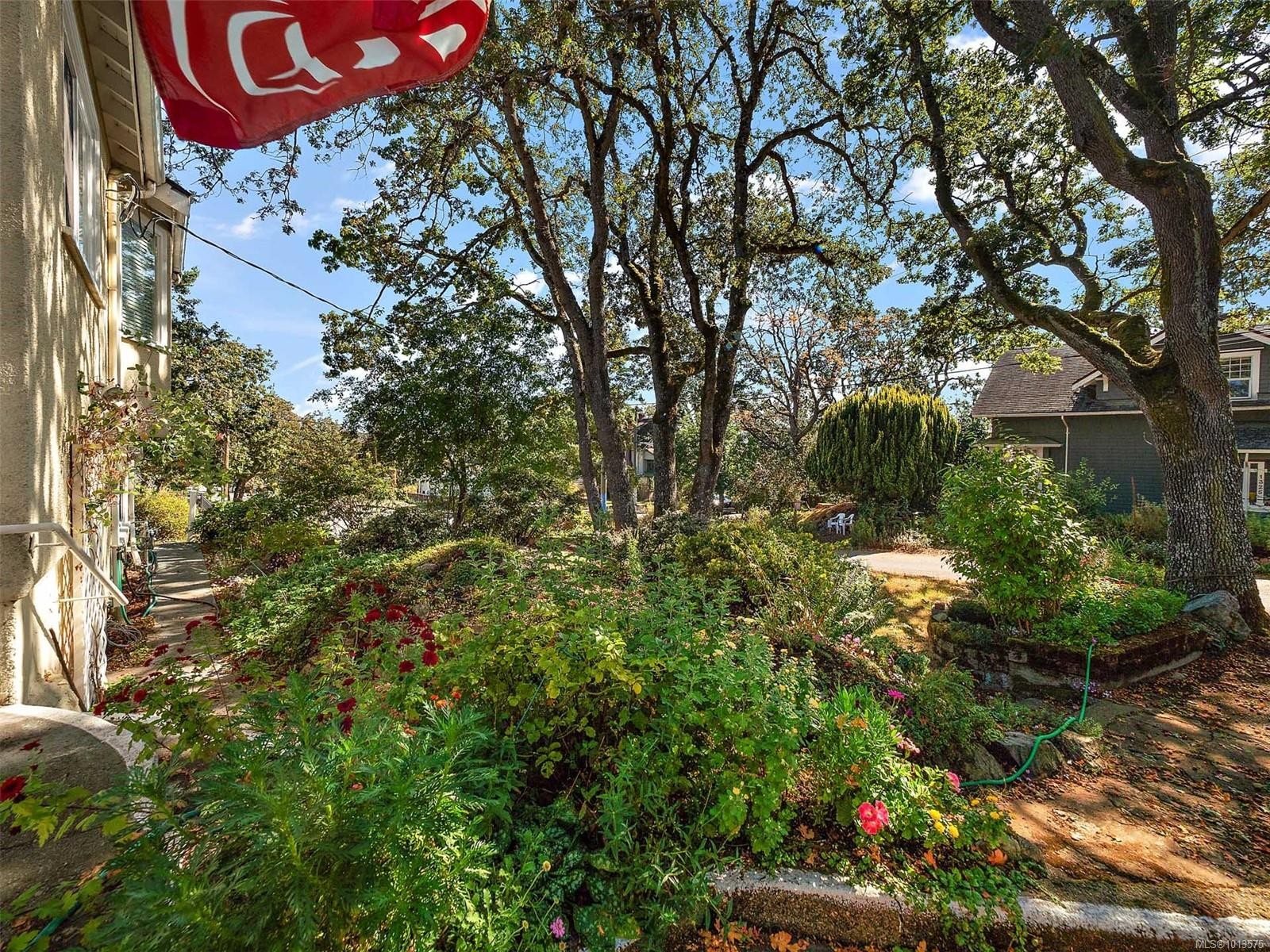 2702 Roseberry Ave, Victoria, BC