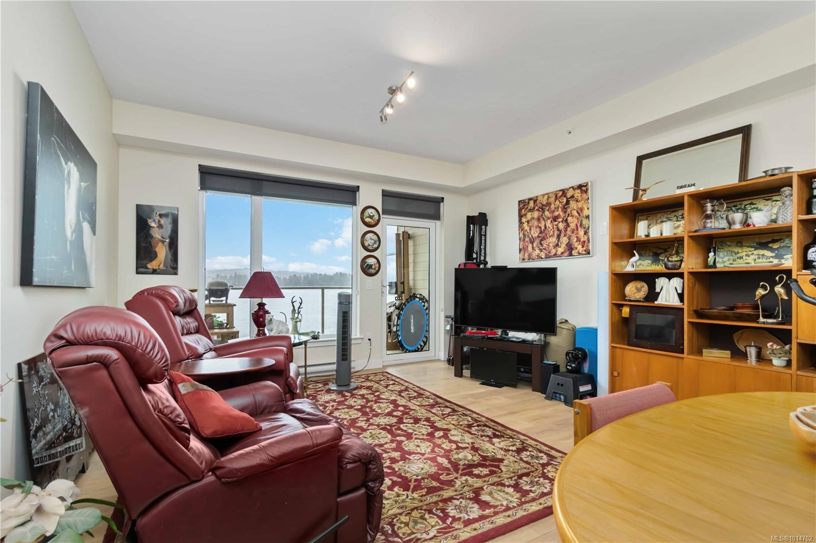 203-6609 Goodmere Rd, Sooke, BC - Indoor Photo Showing Living Room