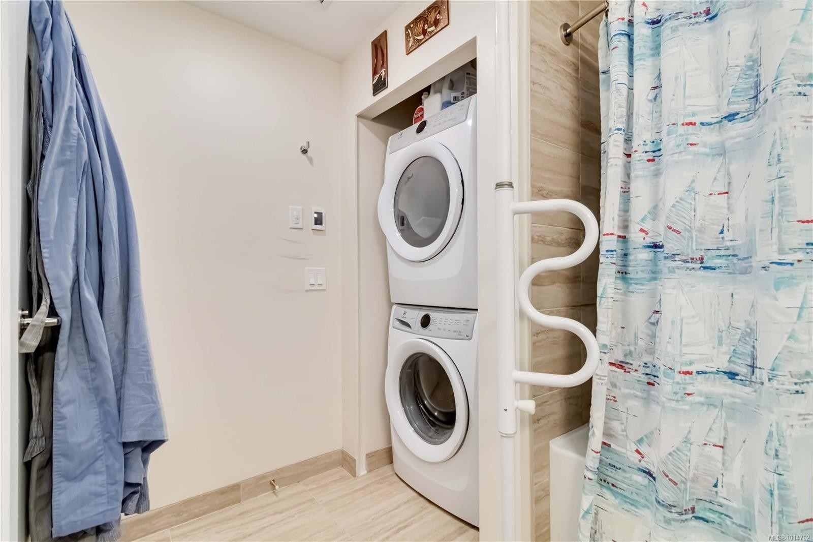 203-6609 Goodmere Rd, Sooke, BC - Indoor Photo Showing Laundry Room