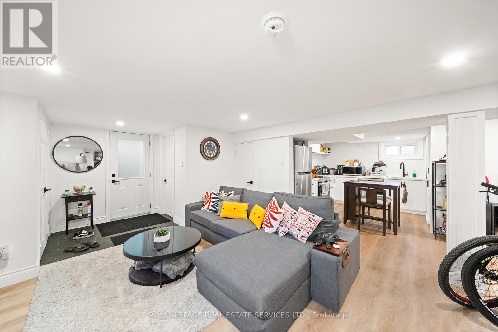 6 Corbett Crescent, Aurora, ON - Indoor Photo Showing Living Room