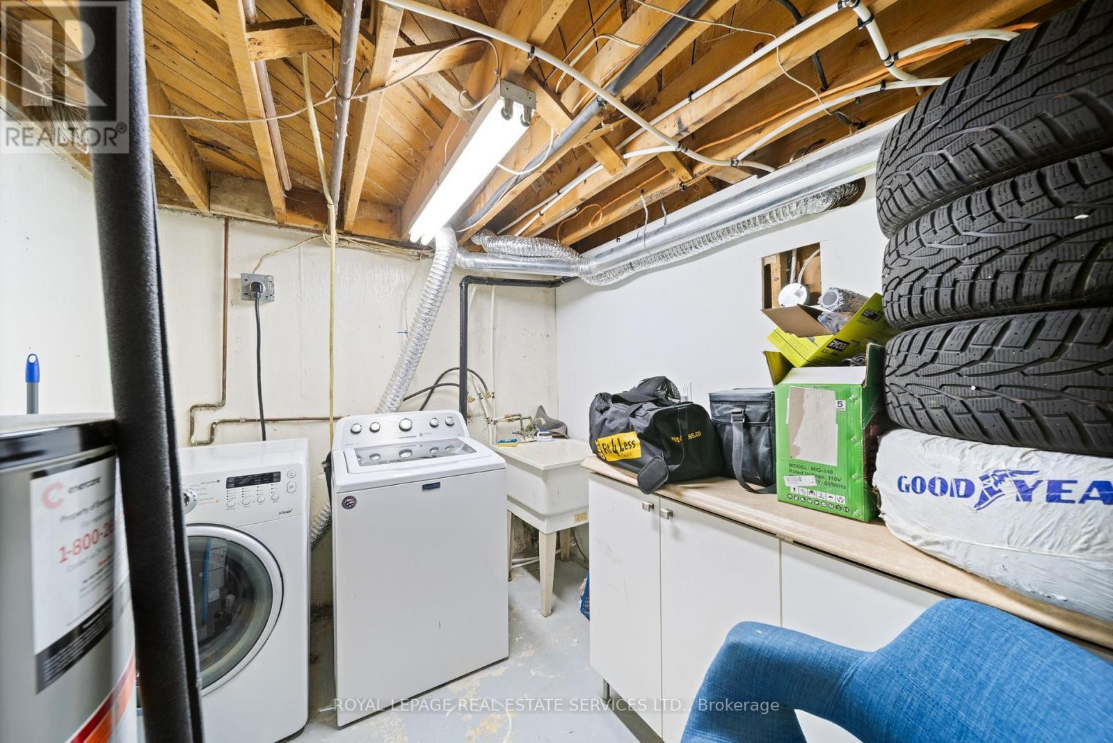 6 Corbett Crescent, Aurora, ON - Indoor Photo Showing Laundry Room