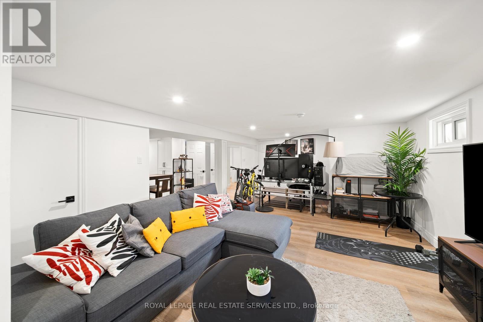 6 Corbett Crescent, Aurora, ON - Indoor Photo Showing Living Room
