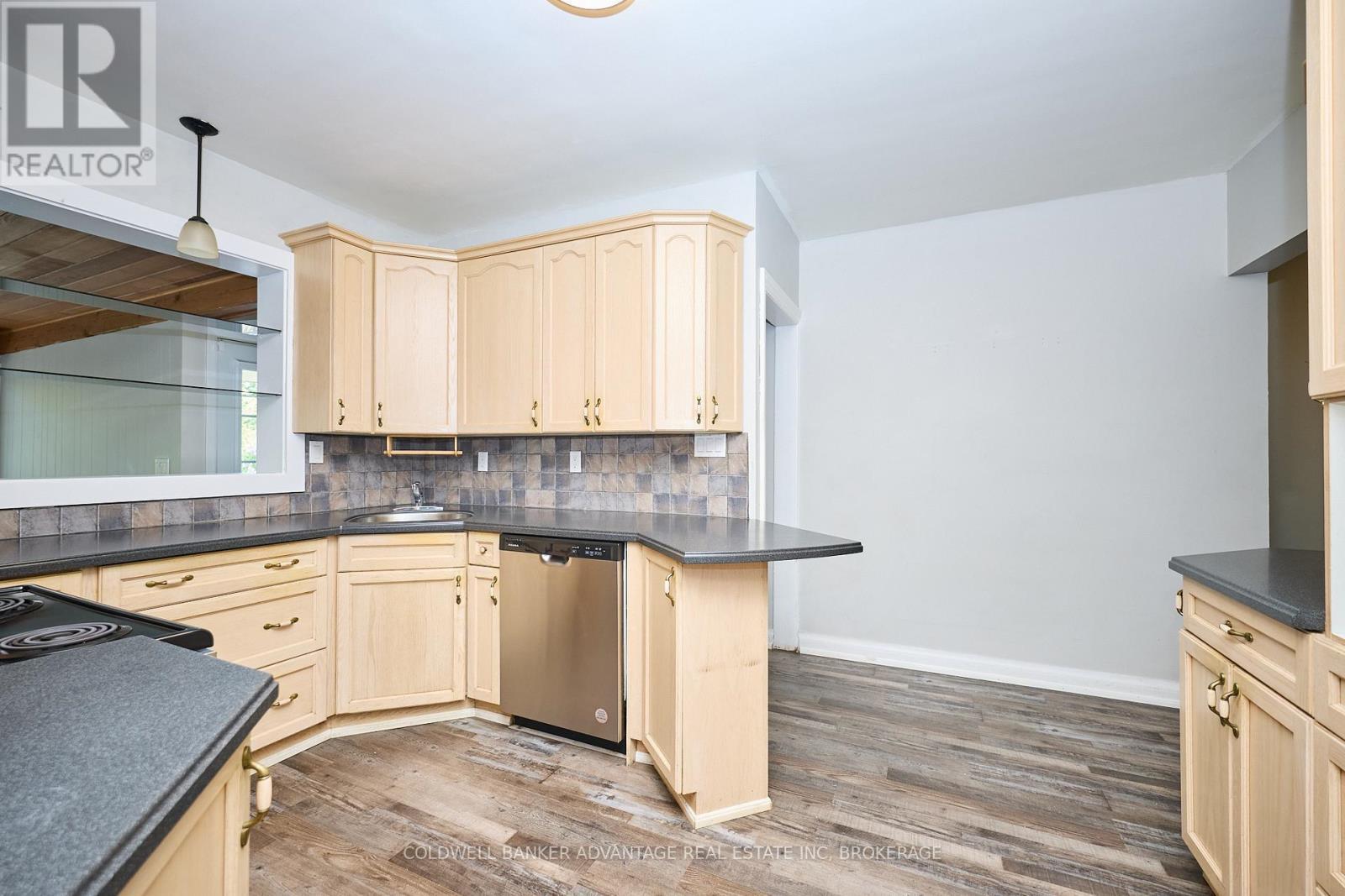 49 Carlton Avenue, Welland (N. Welland), ON - Indoor Photo Showing Kitchen