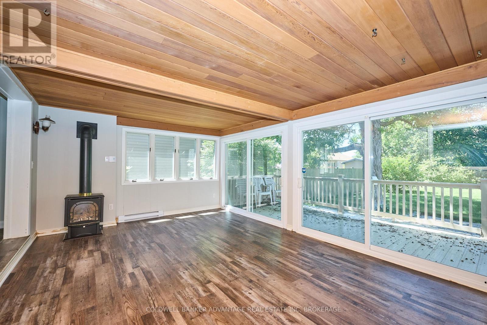 49 Carlton Avenue, Welland (N. Welland), ON - With Fireplace