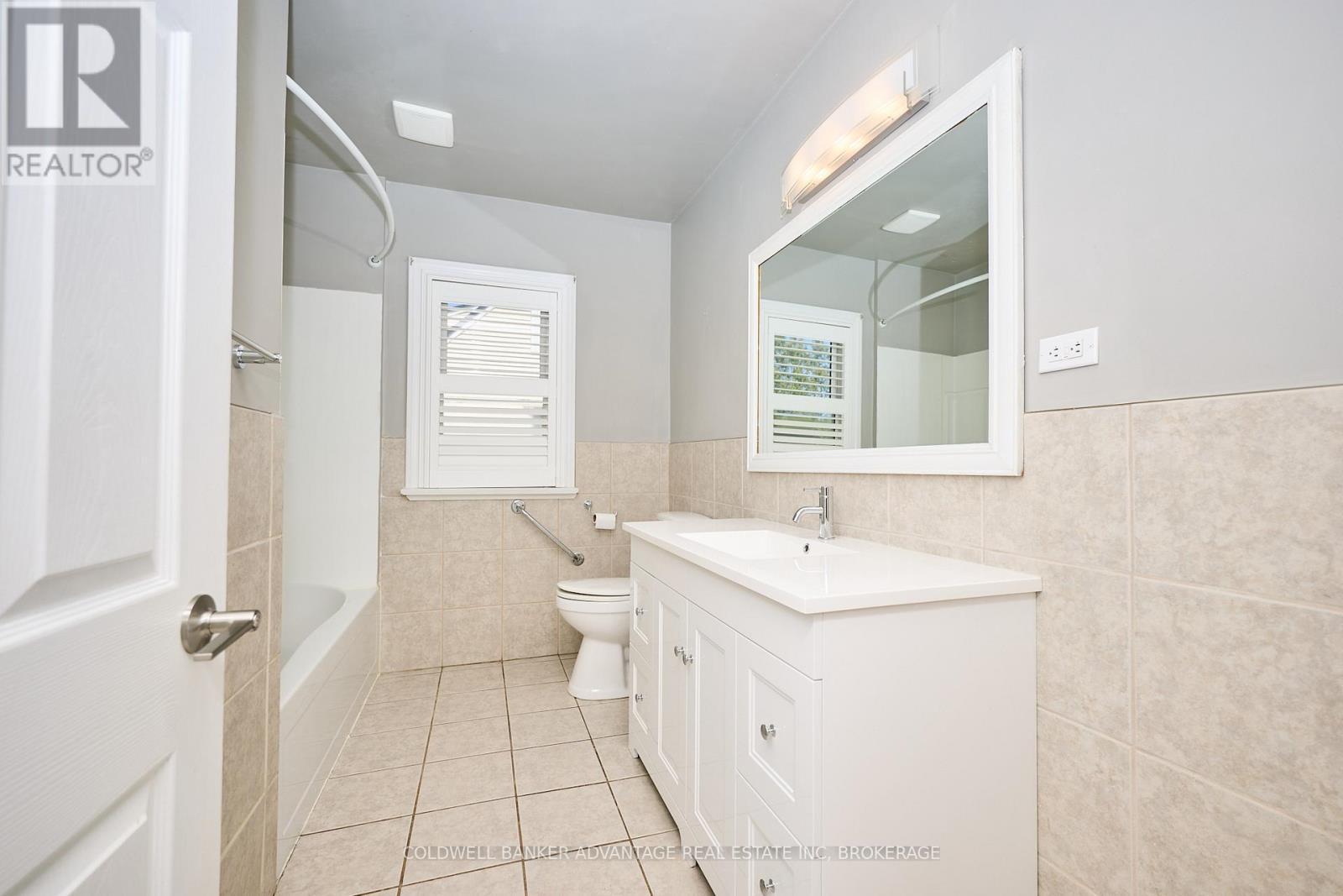 49 Carlton Avenue, Welland (N. Welland), ON - Indoor Photo Showing Bathroom
