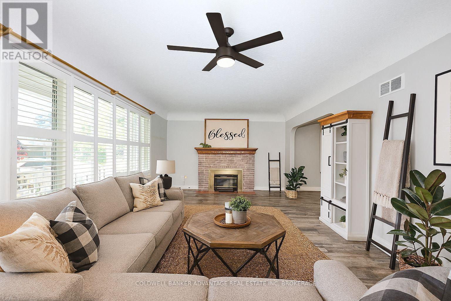 49 Carlton Avenue, Welland (N. Welland), ON - Indoor Photo Showing Living Room With Fireplace