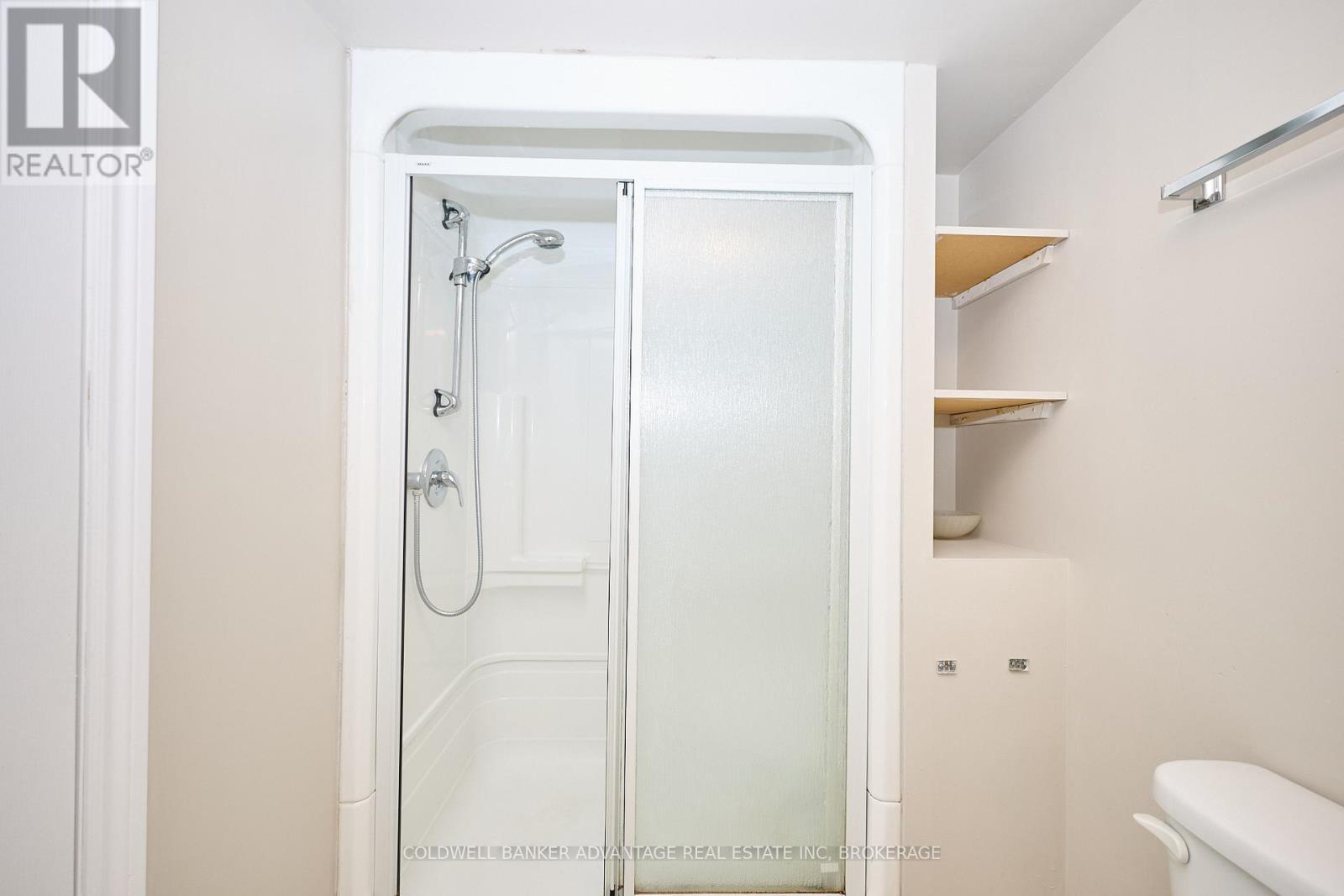 49 Carlton Avenue, Welland (N. Welland), ON - Indoor Photo Showing Bathroom