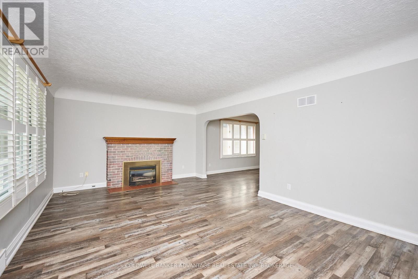 49 Carlton Avenue, Welland (N. Welland), ON - Indoor Photo Showing Living Room With Fireplace