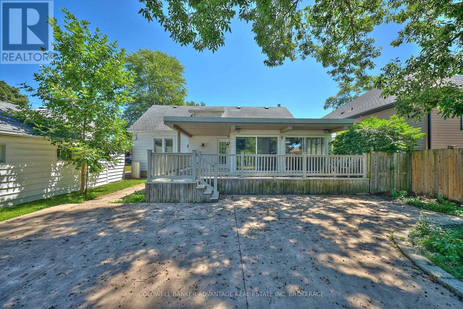 49 Carlton Avenue, Welland (N. Welland), ON - Outdoor With Deck Patio Veranda