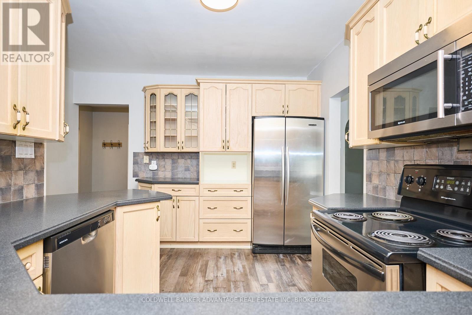 49 Carlton Avenue, Welland (N. Welland), ON - Indoor Photo Showing Kitchen