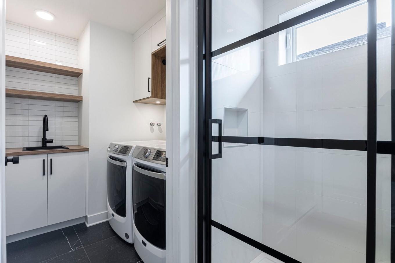 Laundry room - 1105 Rue Jean-Vallerand, Boucherville, QC - Indoor Photo Showing Kitchen