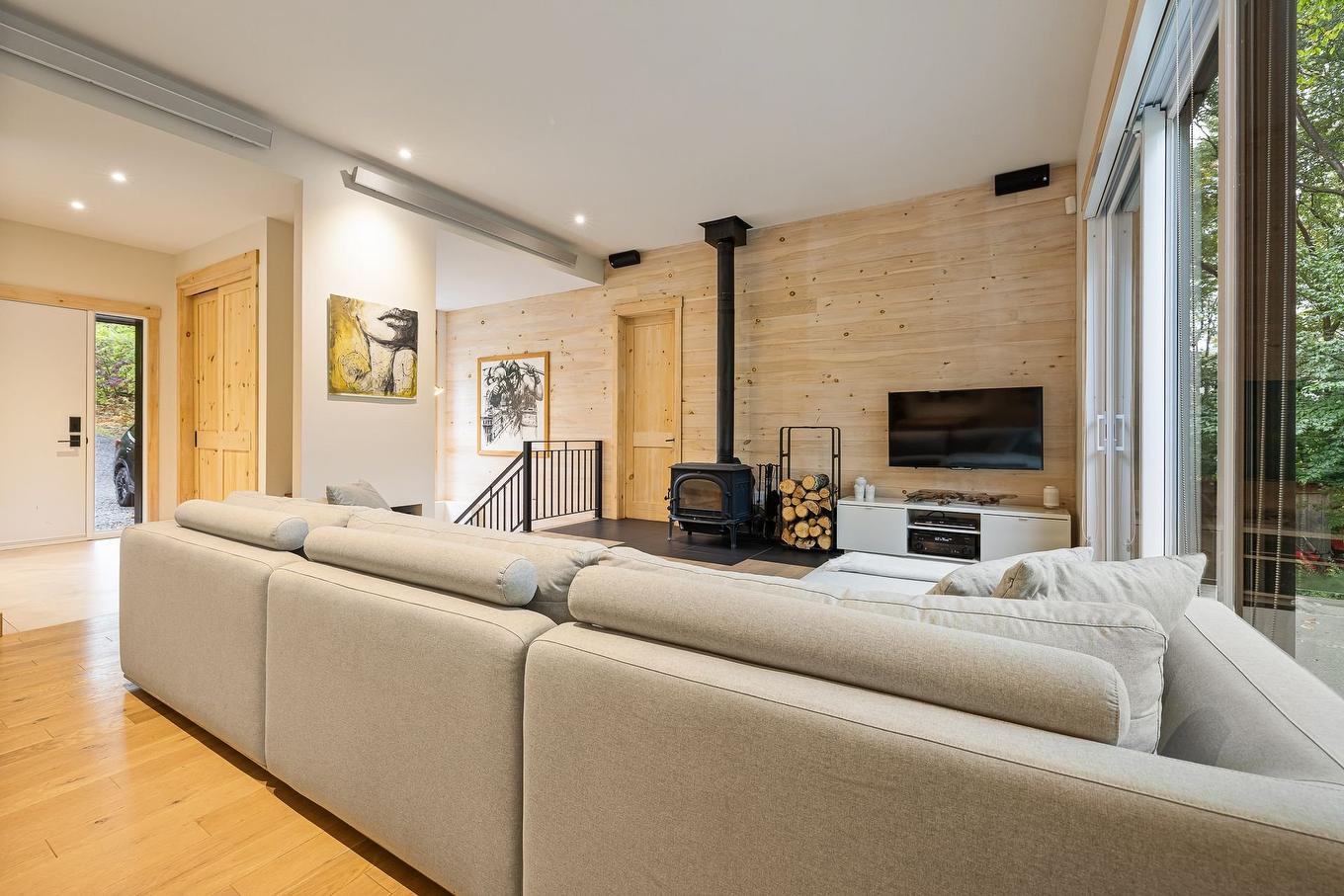 Salon - 43 Rue Ducharme, Shefford, QC - Indoor Photo Showing Living Room With Fireplace