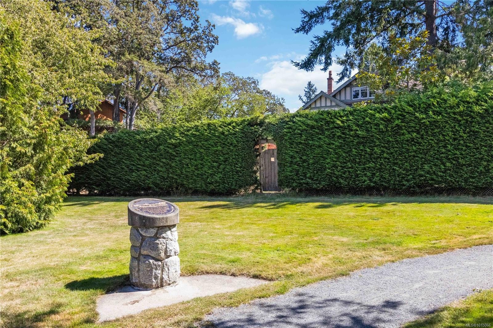 929 Woodhall Dr, Saanich, BC