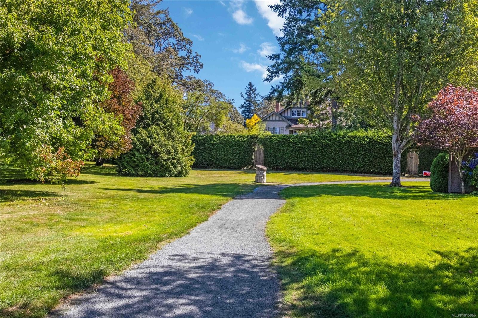 929 Woodhall Dr, Saanich, BC