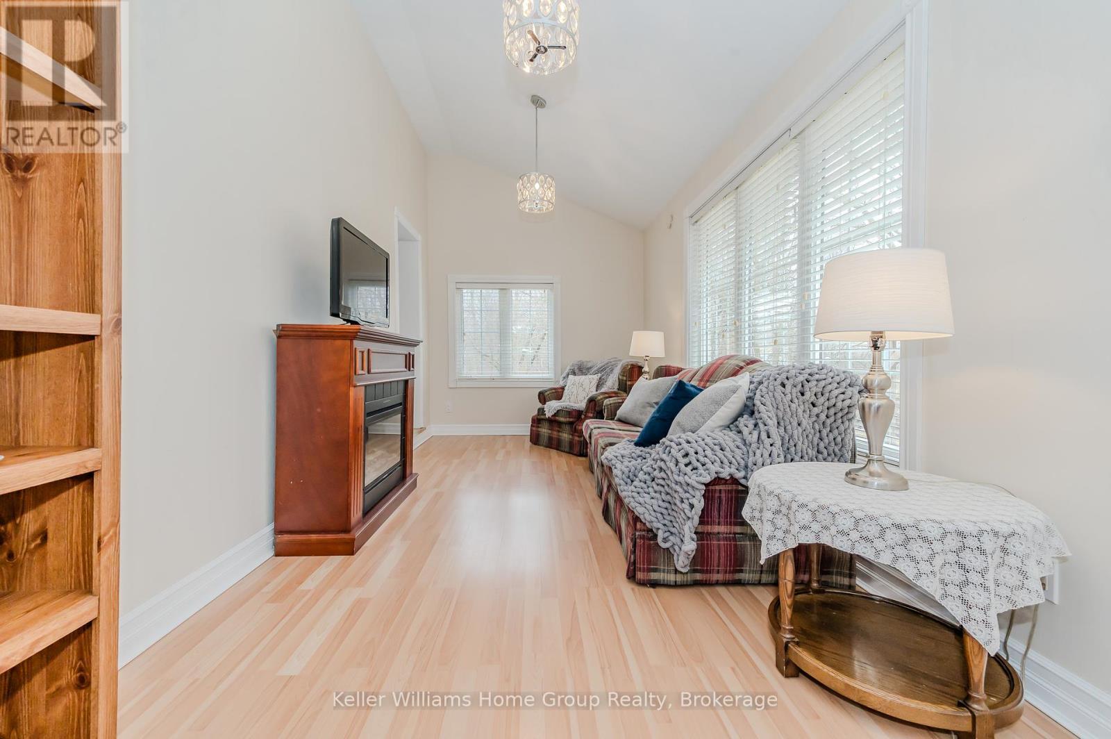 196 Eastern Avenue, Halton Hills (Ac Acton), ON - Indoor Photo Showing Living Room