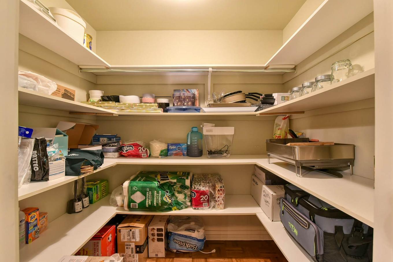 Rangement - 5 Rue Finch, Dollard-Des-Ormeaux, QC - Indoor With Storage