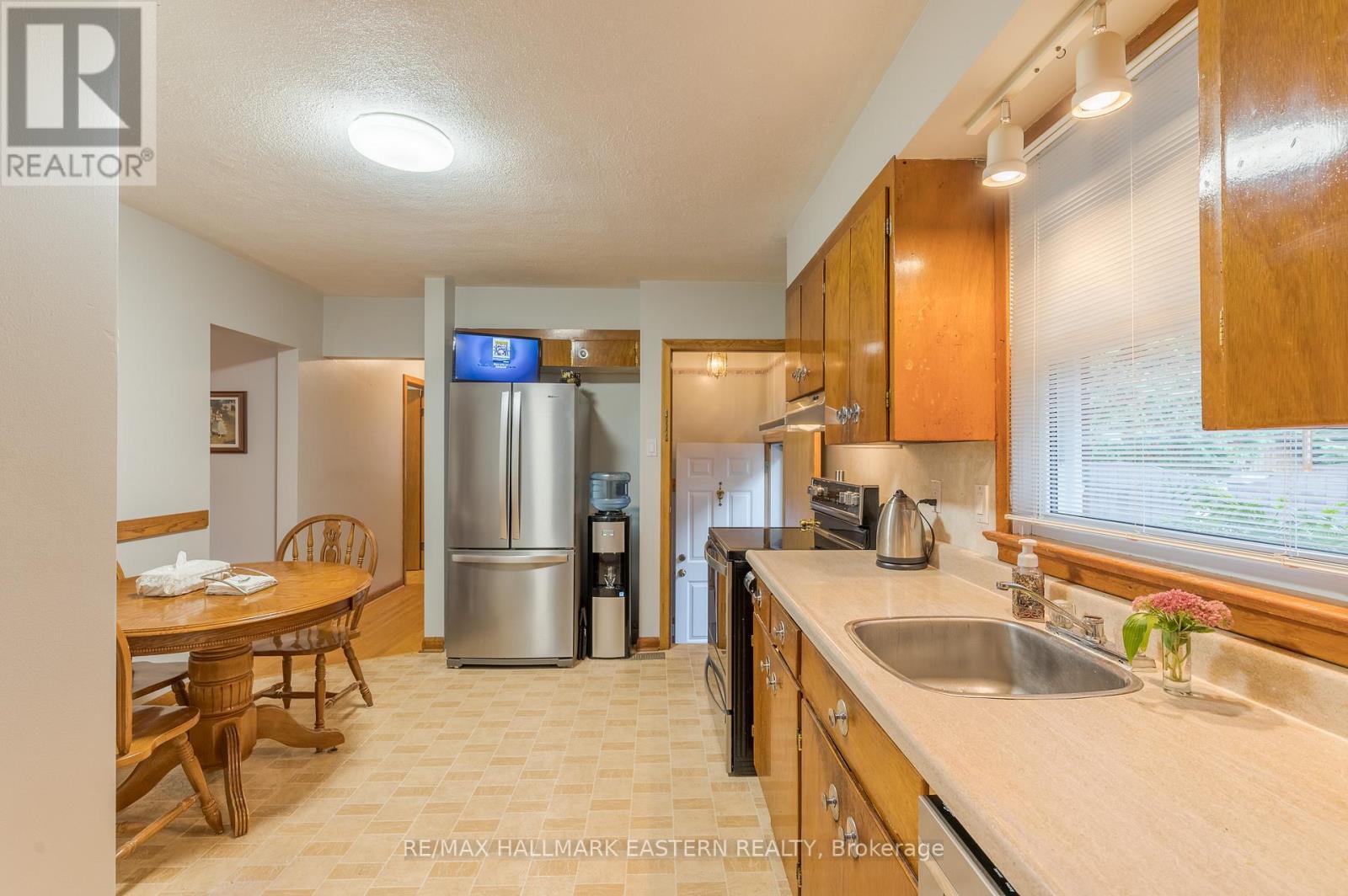 385 Bellevue Street, Peterborough (Northcrest Ward 5), ON - Indoor Photo Showing Kitchen