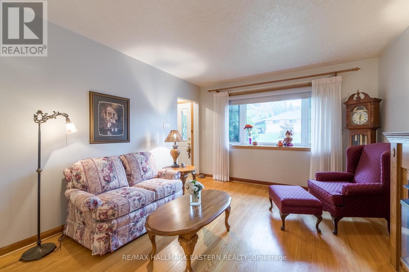 385 Bellevue Street, Peterborough (Northcrest Ward 5), ON - Indoor Photo Showing Living Room