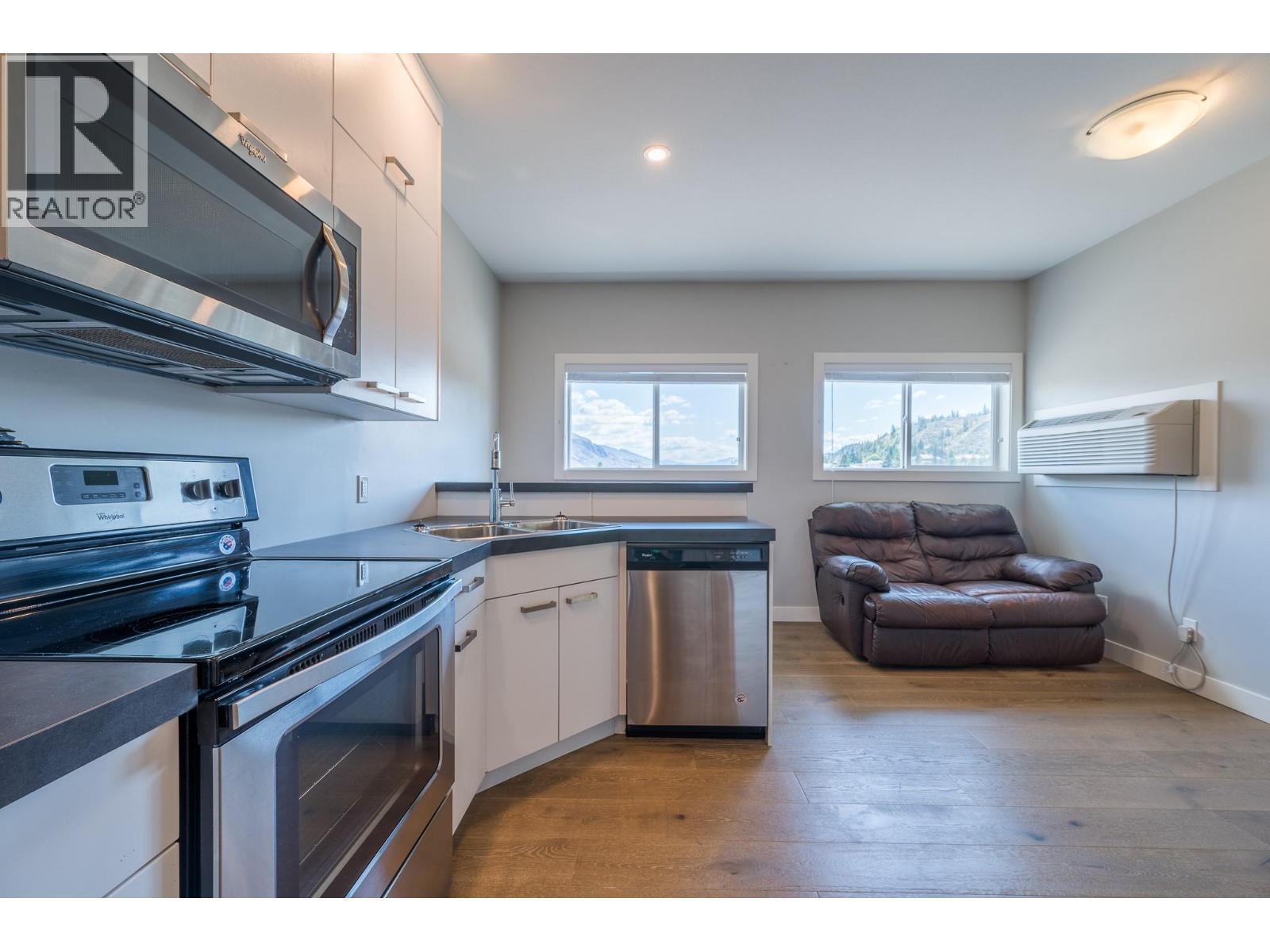 5170 Dallas Drive Unit# 521, Kamloops, BC - Indoor Photo Showing Kitchen With Double Sink