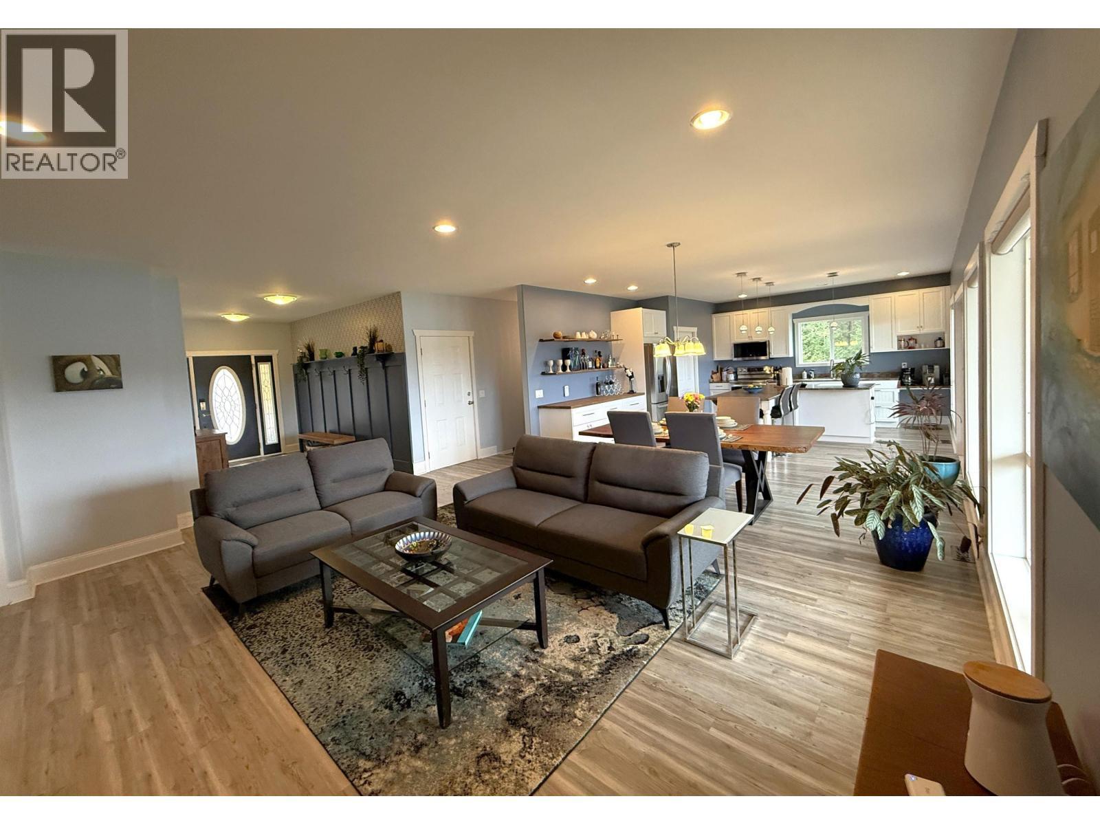 4849 Bryan Crescent, 108 Mile Ranch, BC - Indoor Photo Showing Living Room